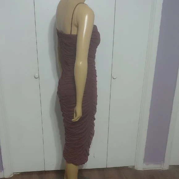 ♻️👗 Burgundy Ruched Dress - Picture 13 of 15